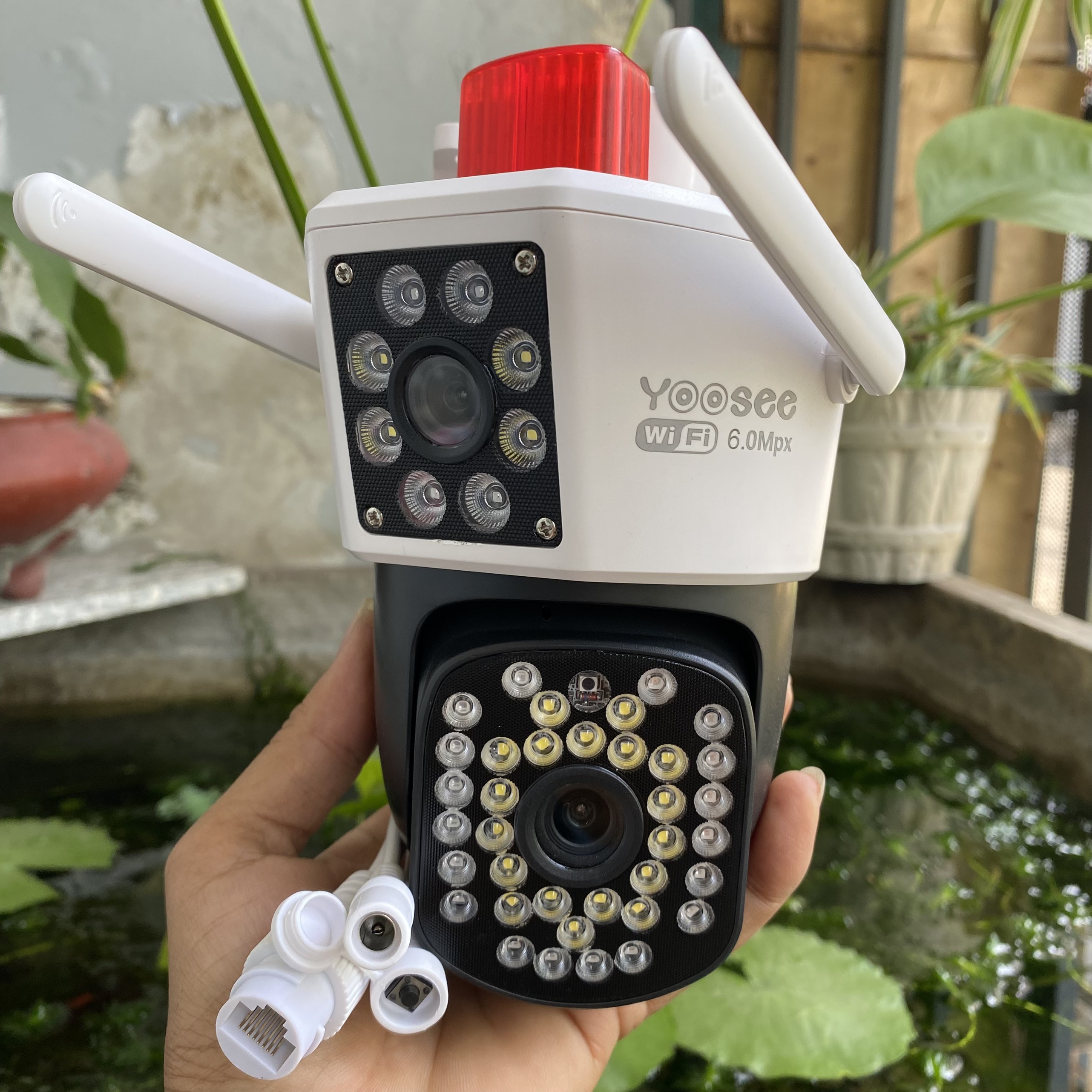 CAMERA YOOSEE Q836 - 46L 8.0M - ĐÈN BÁO ĐỘNG - 2 MẮT XEM 2 KHUNG HÌNH - NGOÀI TRỜI CHỐNG NƯỚC CỰC NÉT - BÁO ĐỘNG CHỐNG TRỘM - XOAY 350 ĐỘ - ĐÀM THOẠI 2 CHIỀU - BẢO HÀNH 1 NĂM