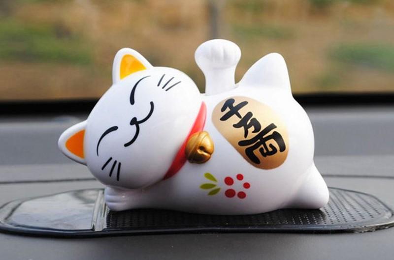 Tượng mèo nằm vảy tay may mắn