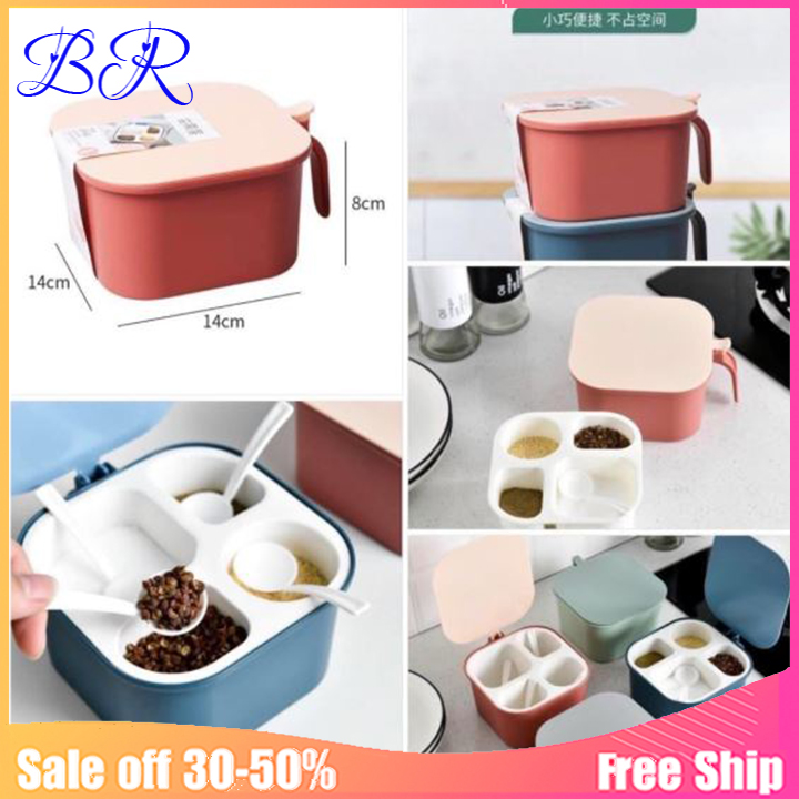 Hộp đựng gia vị nhà bếp 4 ngăn kèm thìa múc gia vị, chất liệu nhựa cao cấp.Thiết kế đơn giản, tiện dụng với nắp đậy chống bụi, chống nước.