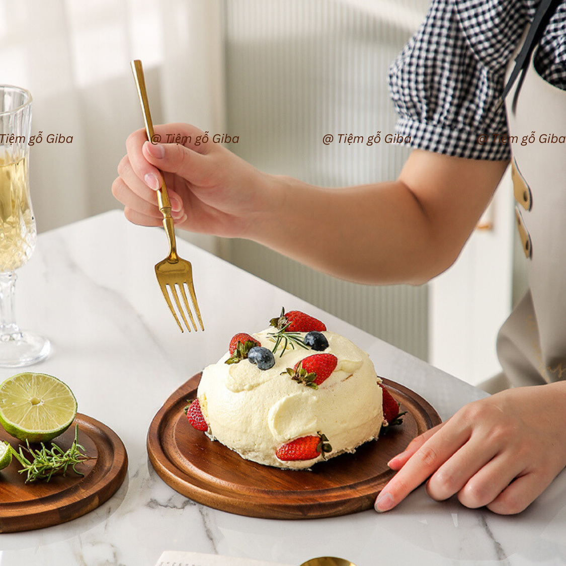Khay gỗ tròn màu nâu tối đựng bánh kem, đế bánh pizza, dĩa gỗ tròn đựng đồ ăn chụp ảnh sản phẩm decor GIBA