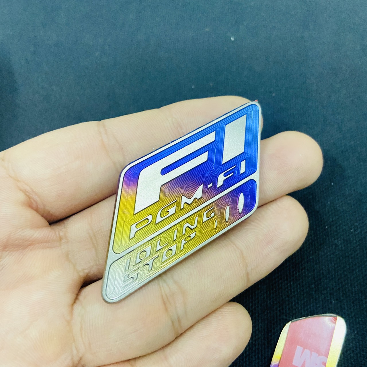 Tem titan logo nhỏ kiểu FI, tem chất liệu TITAN, ken dán 3M chắc chắn trang trí xe siêu chất (01 cái hình đại diện)