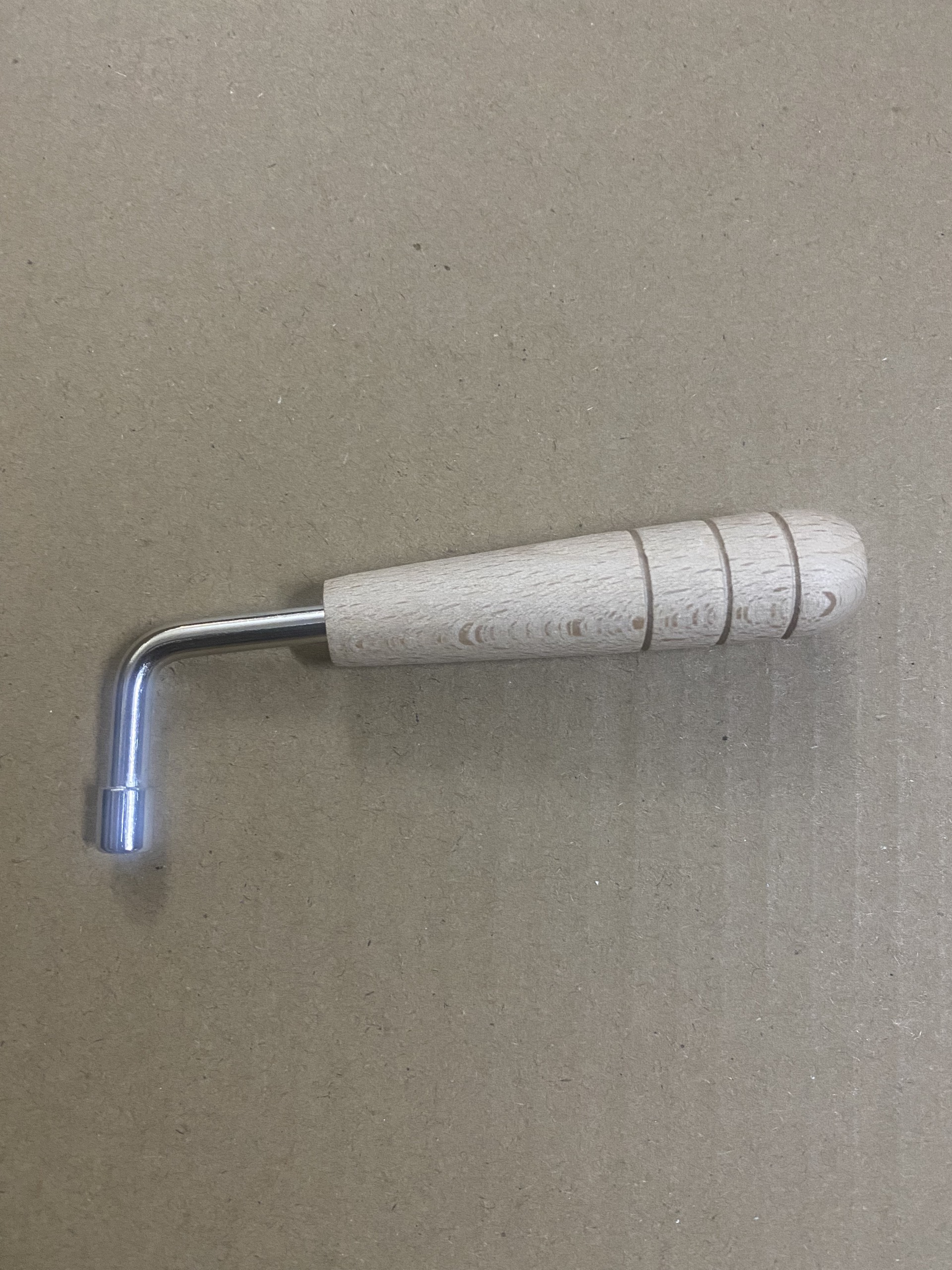 Búa chỉnh tone lên dây đàn lyre harp