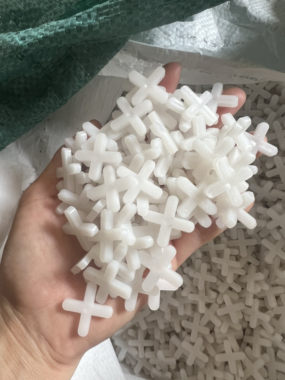Ke cộng 5mm , ke chữ thập loại 5mm. Lấy vuông góc gạch khi thi công ốp lát - Túi 100gr ~ 100 cái