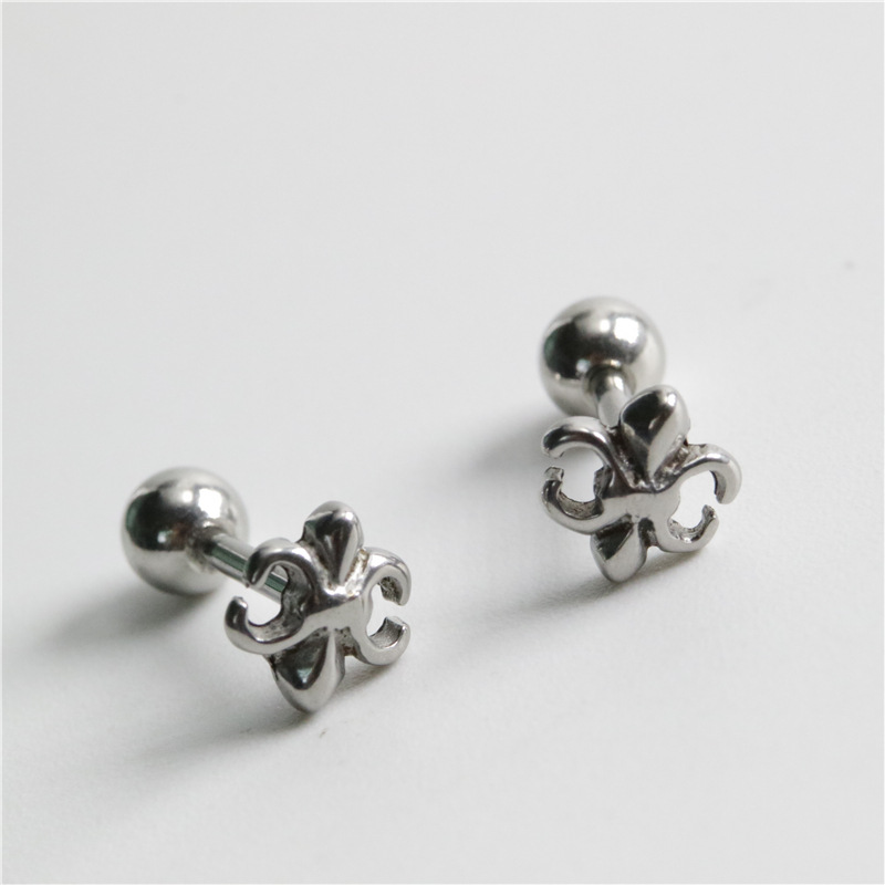 Bông tai Chrome Heart Anchor bạc có bảo hành.