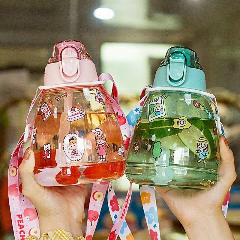 Hoàn tiền 10% - Bình Đựng Nước Uống Có Ống Hút Bằng Nhựa 1100ml Kèm Dây và Sticker Nhựa An Toàn, Bình Nước 1100ml. Bình Nước Cute 1100ml Có Tặng Kèm Stiker. Bình Nước Đáng Yêu Cho Bé