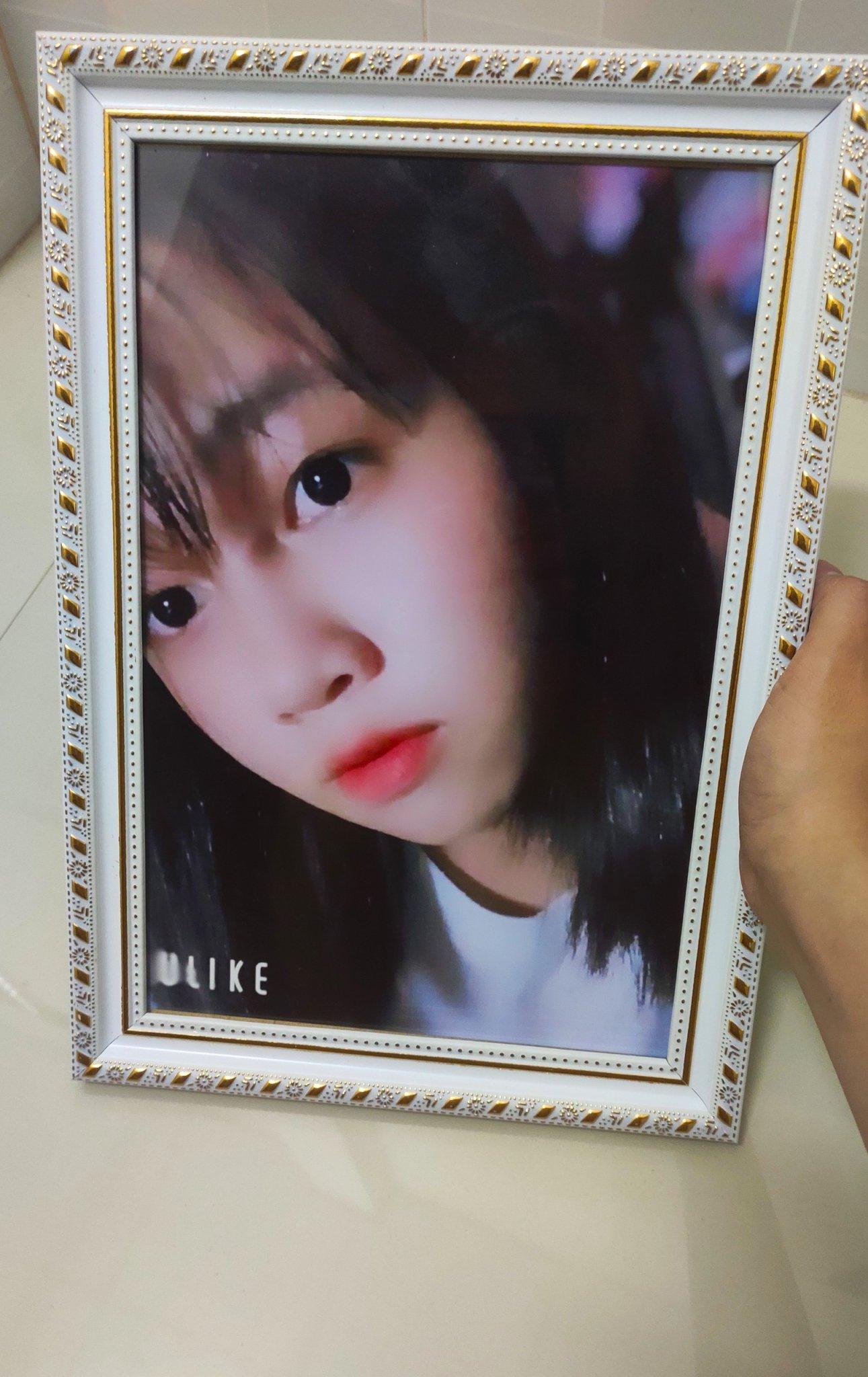 Rửa Ảnh Theo Yêu Cầu Khổ A4 kèm khung trắng xịn hoa văn nhũ vàng