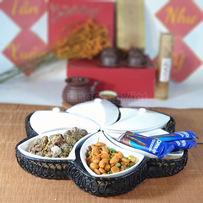 Khay mứt tết sứ Bát Tràng cao cấp màu trắng, dáng hình hoa 6 cánh có đế mây được sơn đen phù hợp cho mọi gia đình - XƯỞNG GỐM VIỆT