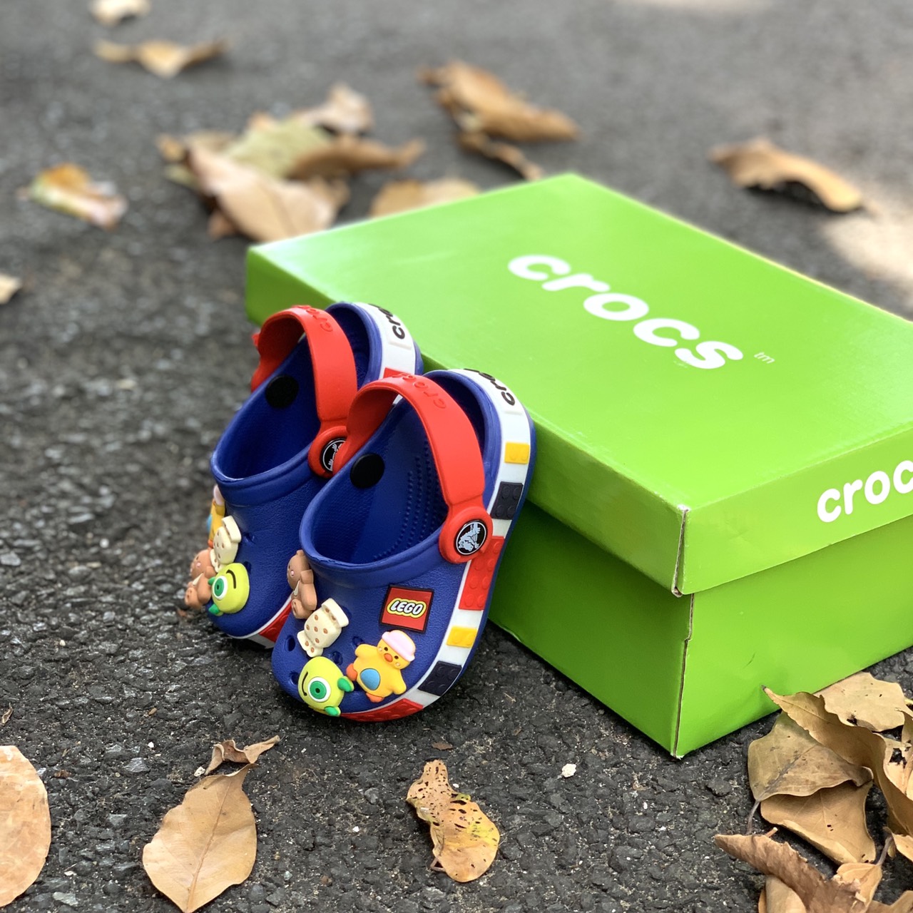 DÉP SỤC CROSS LEGO TRẺ EM MÀU XANH NAVY TẶNG 6 JITBITZ, DÉP QUAI NGANG CROSS LEGO EM BÉ - DÉP CÁ SẤU EM BÉ - DÉP QUAI NGANG EM BÉ - DÉP SỤC EM BÉ - DÉP CROCS EM BÉ - DEP CROCS LEGO KID