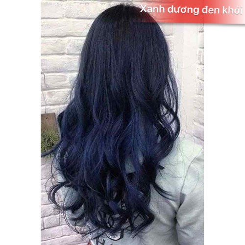 Nhuộm tóc màu xanh dương đen khói - Với màu sắc xanh dương đen khói đầy sáng tạo, kiểu tóc này thực sự là một sự lựa chọn táo bạo và thu hút. Hãy để hình ảnh này làm cho bạn muốn thử những cách tạo kiểu tóc mới hơn và phá vỡ giới hạn của bạn!