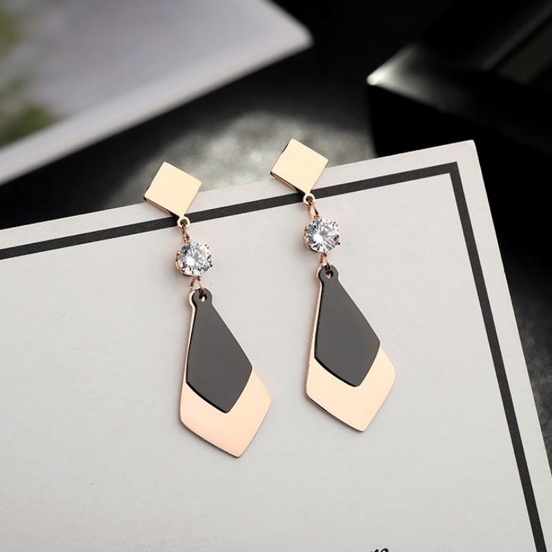 Bông tai dự tiệc sang trọng titan ko đen tt 2503