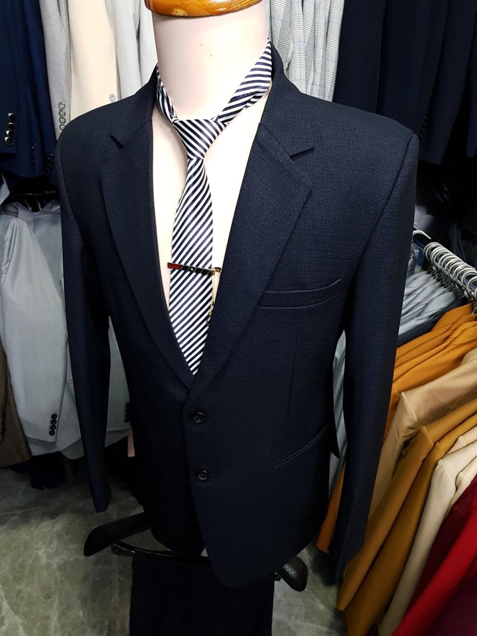 Bộ vest nam 2 nút form suông màu xám đậm chât vải dày mịn + cà vạt kẹp