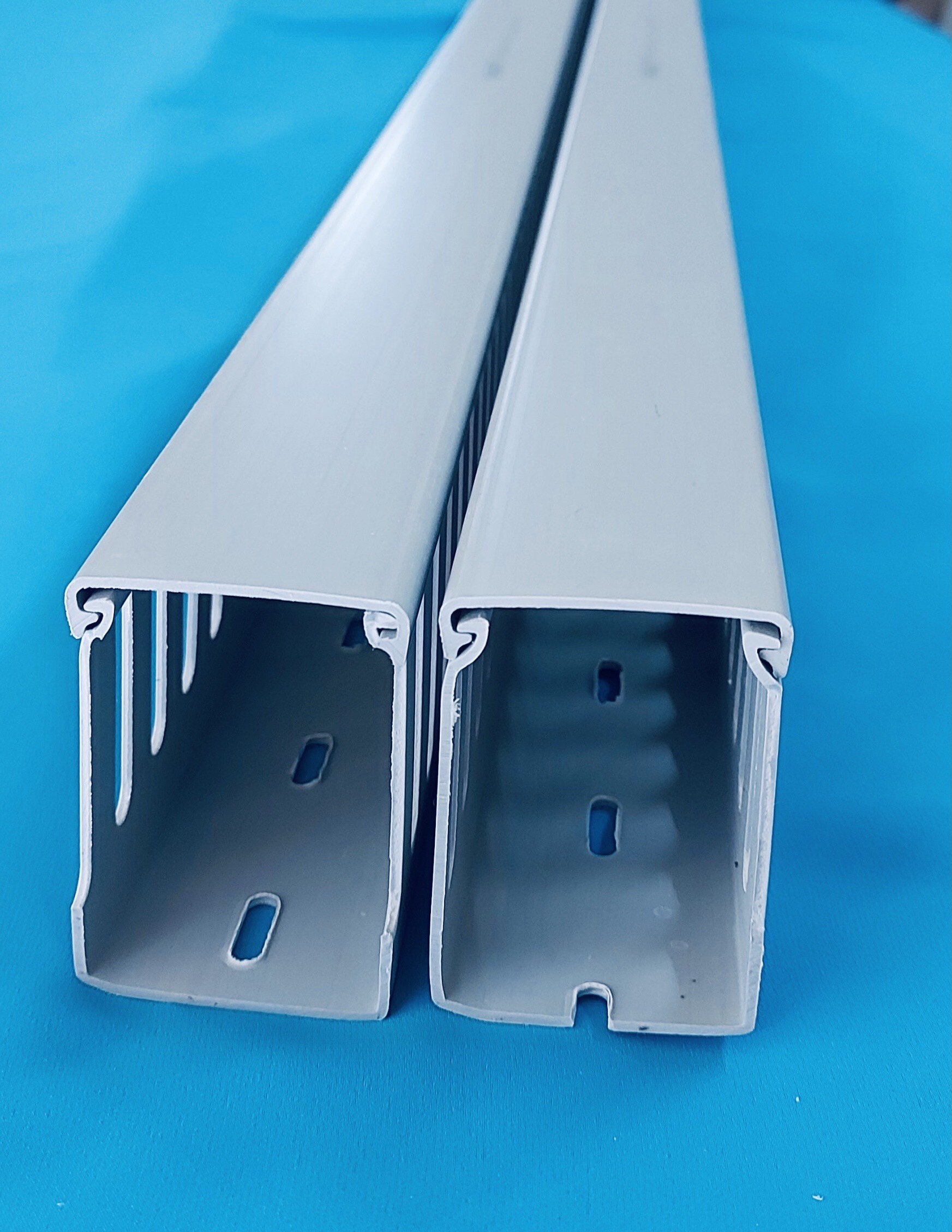 Nep lỗ nhựa răng lược 45x65mm dài 85cm
