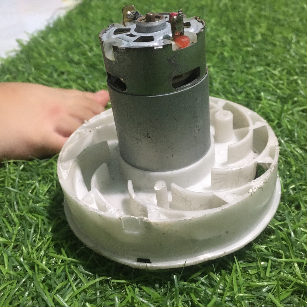 [HCM]Motor quạt h&uacutet bụi 12V h&agraveng th&aacuteo m&aacutey