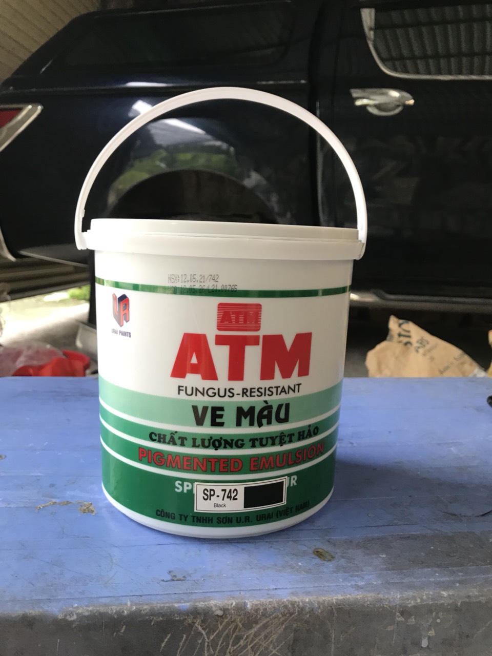 Ve màu đen atm