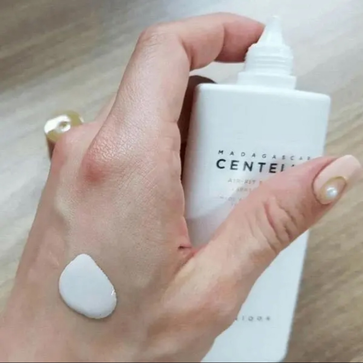 Kem chống nắng Skin1004 Madagascar Centella Air