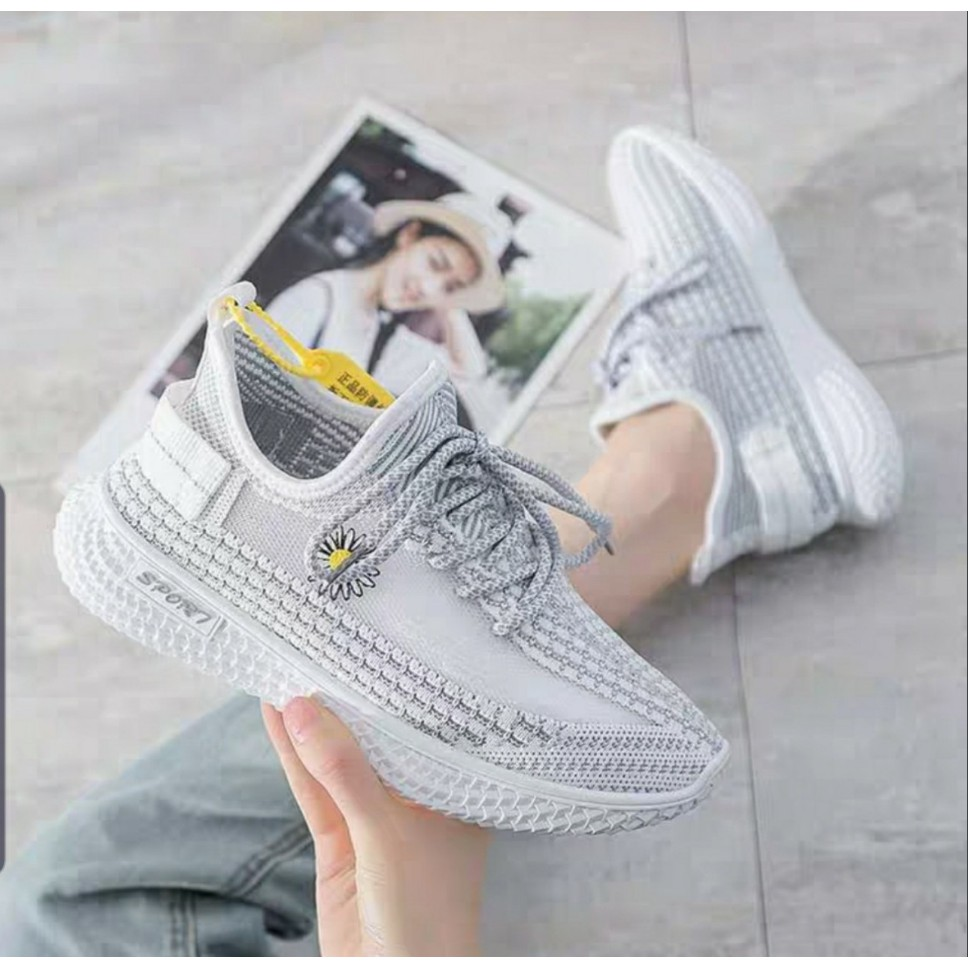 [Hoàn Tiền 15%]Giày Yz Cổ Chun màu Đen Đế trắng in hình Hoa cúc đẹp độc lạ thoáng khí êm chân mã K02