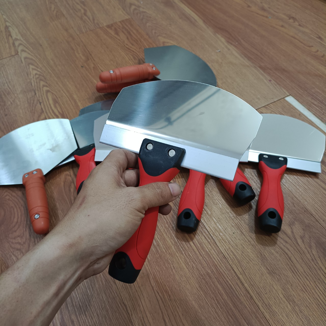 Xút bột trét tường minh phát, dao trét bột sơn nước.