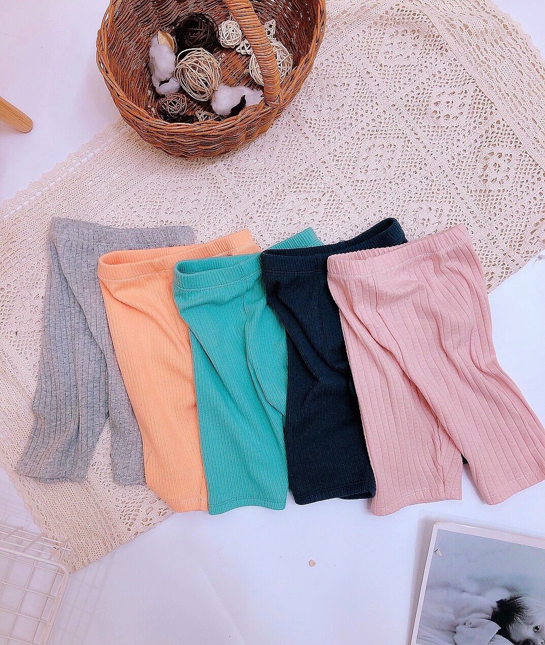 Quần legging lửng thông hơi cho bé.