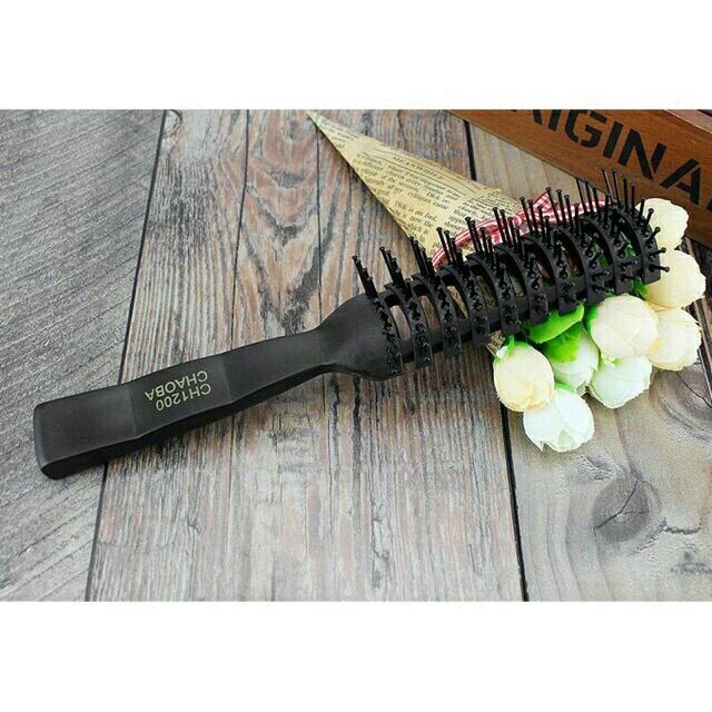 Lược chải tóc, lược tạo kiểu tóc bán nguyệt giúp tạo độ phồng tóc, luoc chai toc dùng cùng máy sấy tóc để tạo kiểu và prestyling, chất liệu nhựa tổng hợp cao cấp chắc, bền dẻo dai, chịu va đập tốt, không bị gãy chân, không rơi răng, không tích điện.