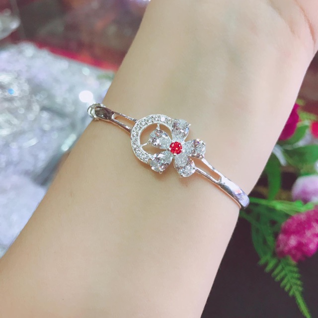 Lắc tay bạc nữ hoa đá năm cánh bạc ta cao cấp 925 không phai màu, cam kết hàng đúng mô tả, chất lượng đảm bảo an toàn đến sức khỏe người sử dụng