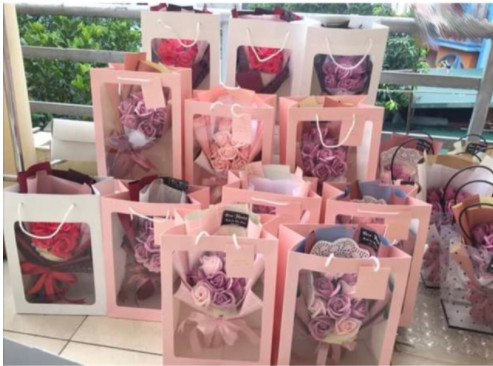 [Quà 20/11] Set hoa sáp Hàn Quốc bó 11 bông tặng kèm túi xách đẹp + thiệp chúc mừng một món quà thực sự ý nghĩa đối với người thân hoặc bạn bè