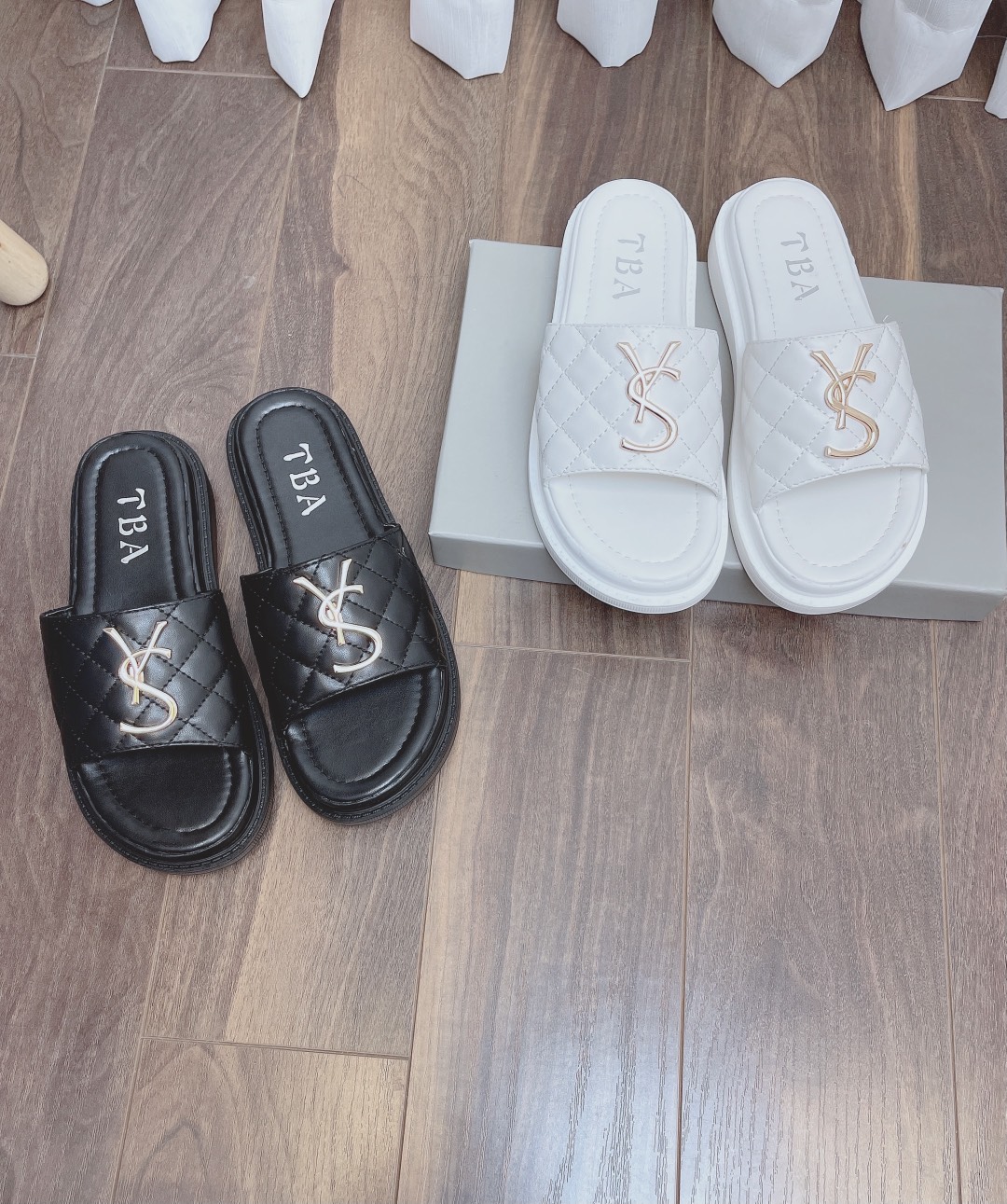 Dép quai ngang nữ khóa chữ