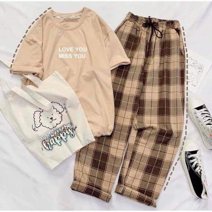 Sét Bộ Quần Áo Nữ Thời Trang Mặc Đi Chơi In Chữ Love You Kèm Quần Kẻ Nâu