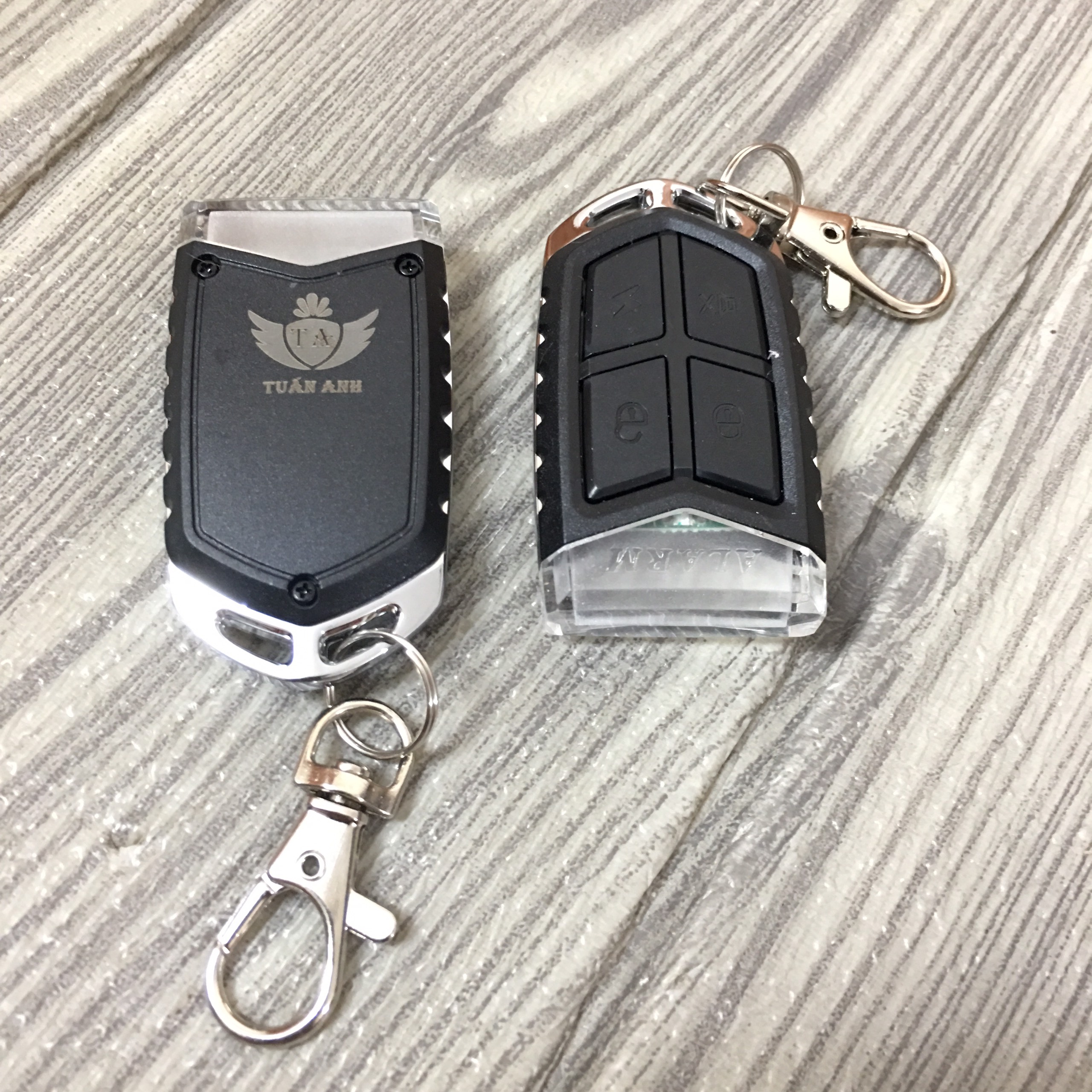 Khóa chống trộm xe máy 4 nút 2 remote giống nhau TA-17