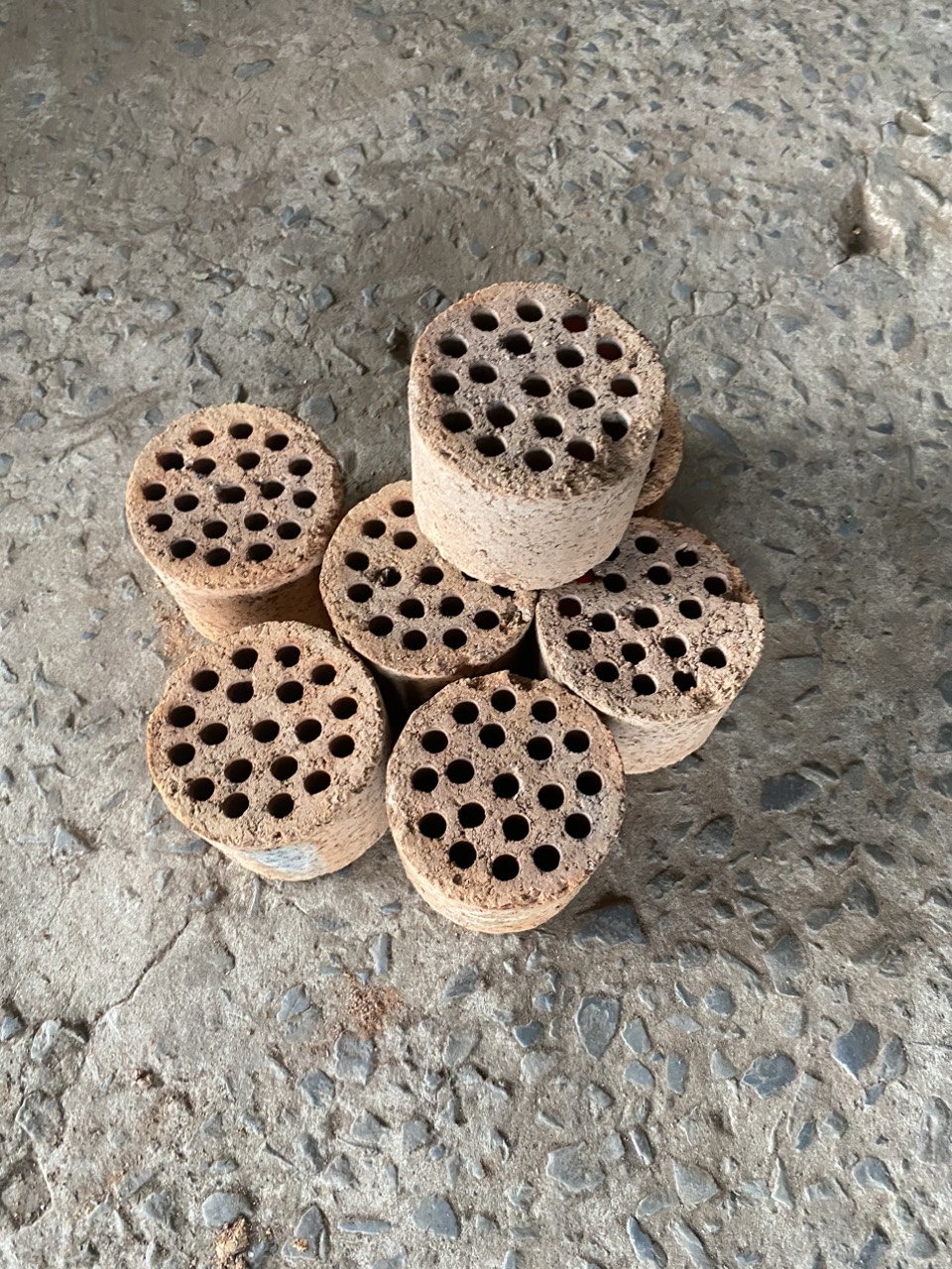 1kg than tổ ong, đã được xử lí, dùng để lọc nước, trồng cây thủy sinh(mua 3kg tặng 1kg )