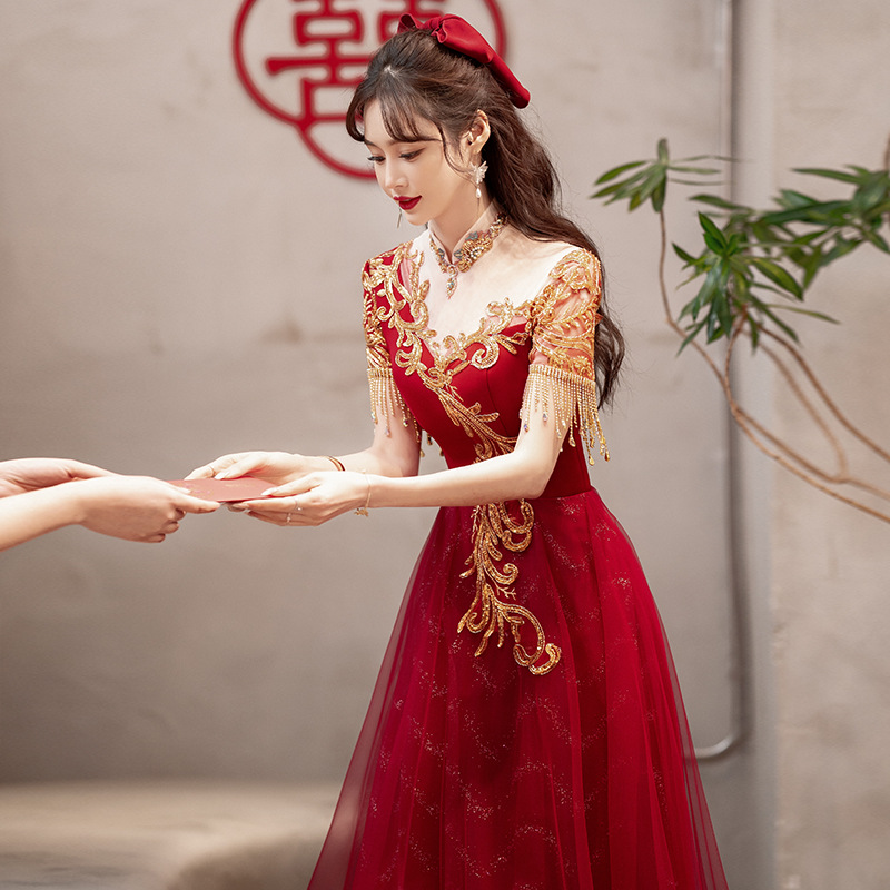 Cô dâu nâng cốc chúc mừng mùa hè mới váy đỏ rượu vang váy cưới Trung Quốc váy cưới cô gái ngắn váy cưới váy cưới