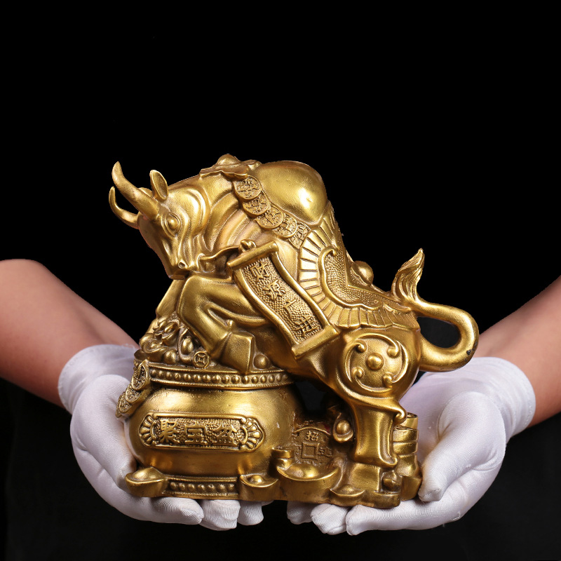 Tượng linh vật con trâu sửu bên hũ tiền bằng đồng thau phong thủy Hồng Thắng