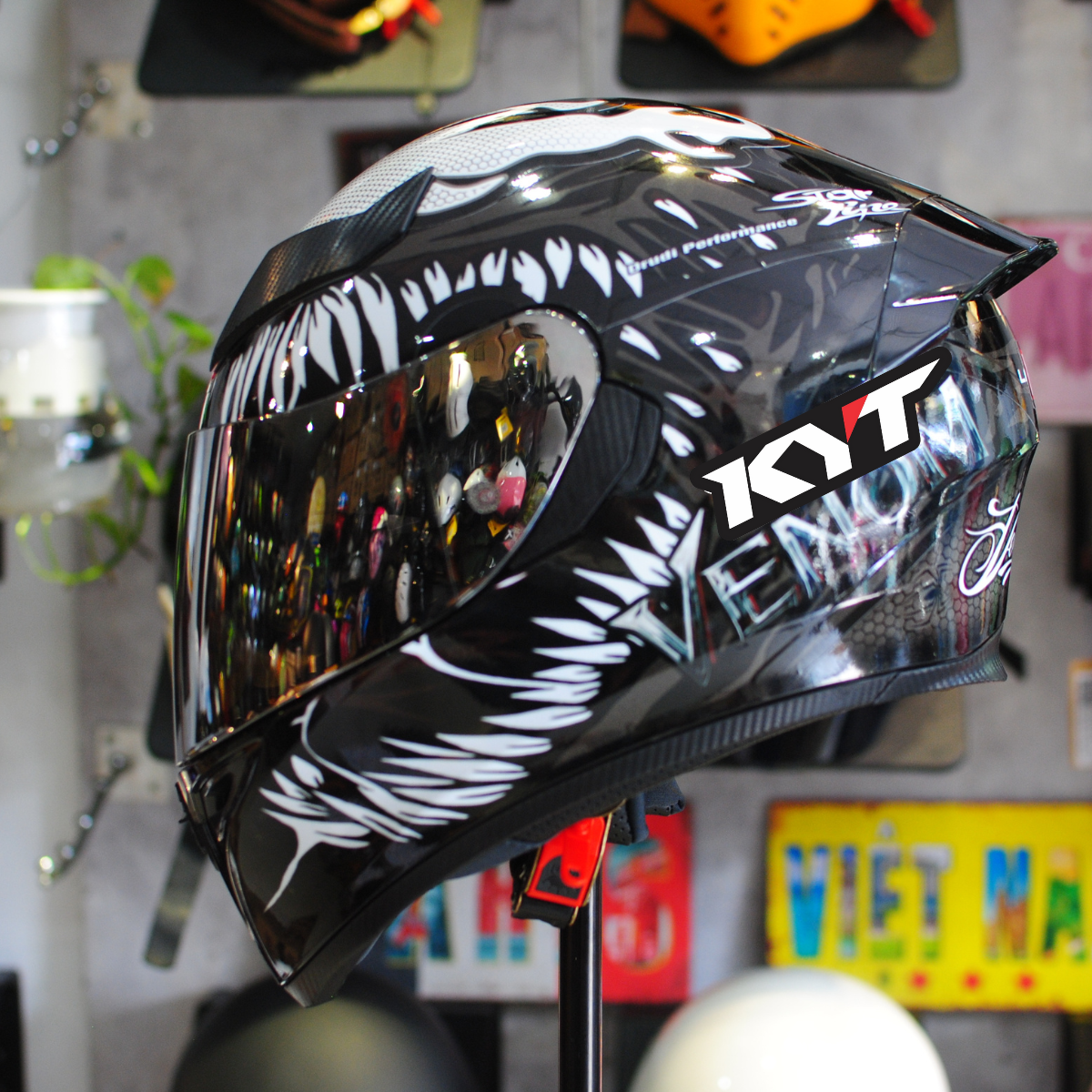 Mũ bảo hiểm Fullface Royal M138 tem KYT Venom đen nhiều màu