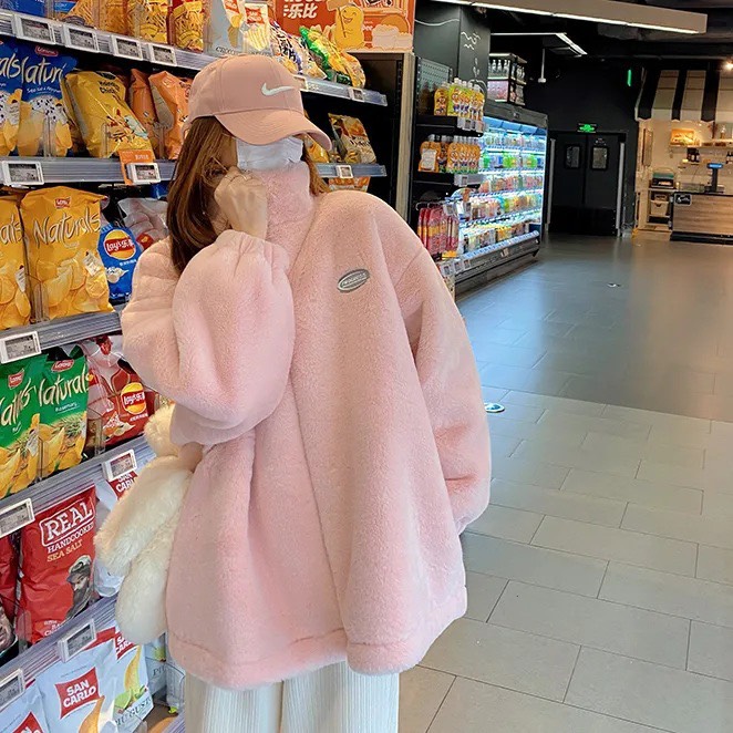 Áo khoác lông phối logo 2 màu trắng và hồng chất lông mềm phong cách unisex 1SIZESHOP