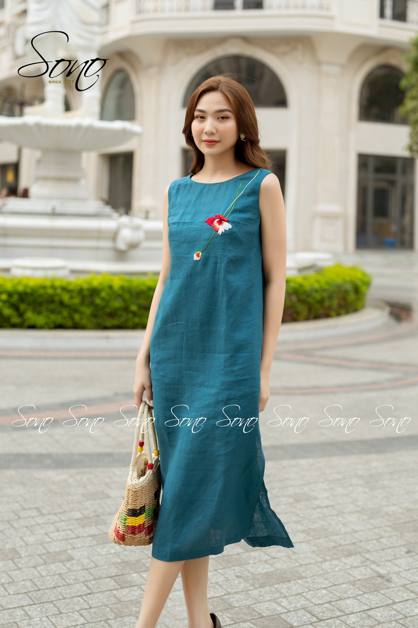 Sono - đầm linen thêu hoa lưng sau tam giác