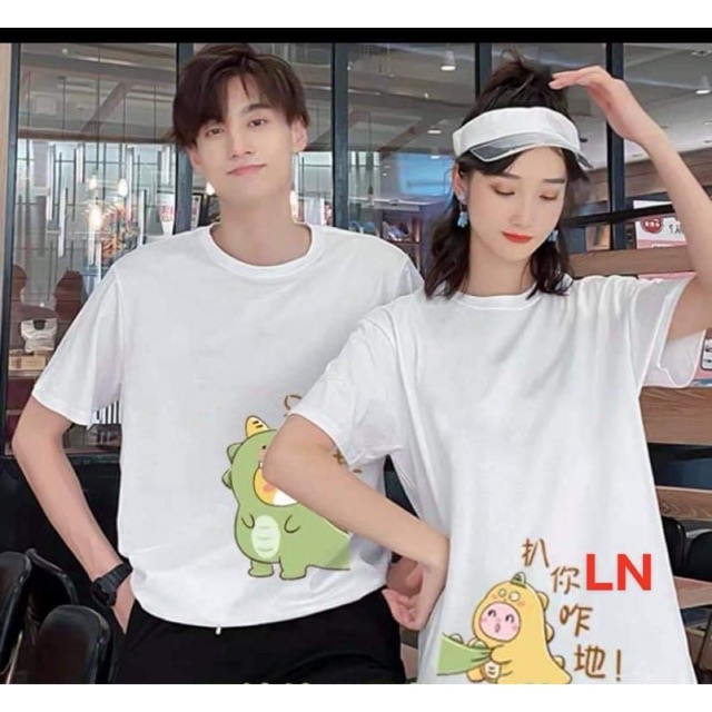 [2 Áo] Áo Thun Cặp Đôi Nam Nữ Mùa Hè Ngắn Tay In Hoạt Hình 3D Chất Cotton - Áo đôi khủng Long xanh vàng bám đuôi ngắn tay LN12