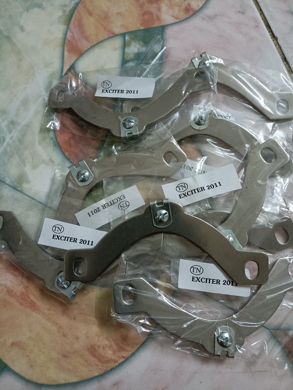 Pát giữ giữ đèn hậu ex135 inox