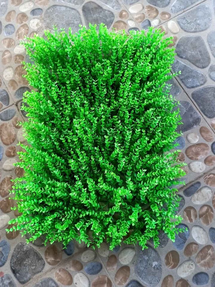 Thảm cỏ nhựa treo tường có đính hoa, tấm cỏ nhựa tai chuột trang trí