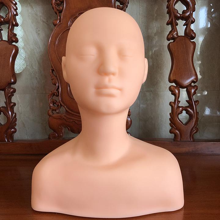 Mô hình manocanh học massage nối mi và trang điểm