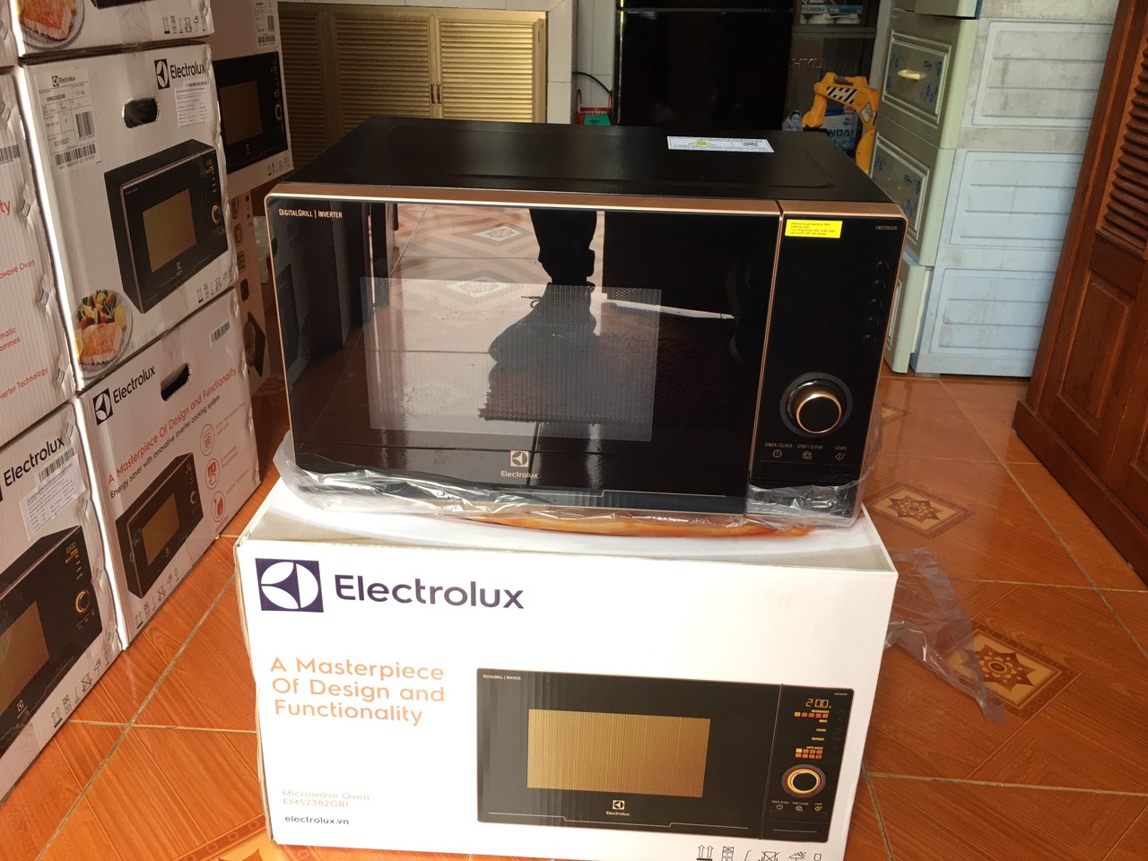 Lò vi sóng Electrolux EMS2382GRI 23 lít