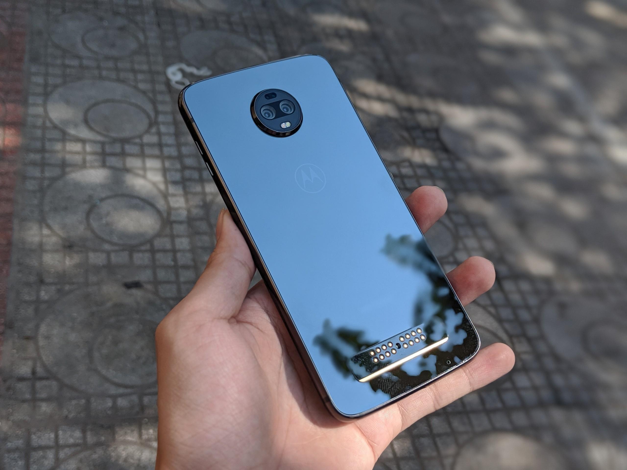 Điện thoại motorola z3 - đẹp zin 100% tặng sạc cáp nhanh và que chọc sim