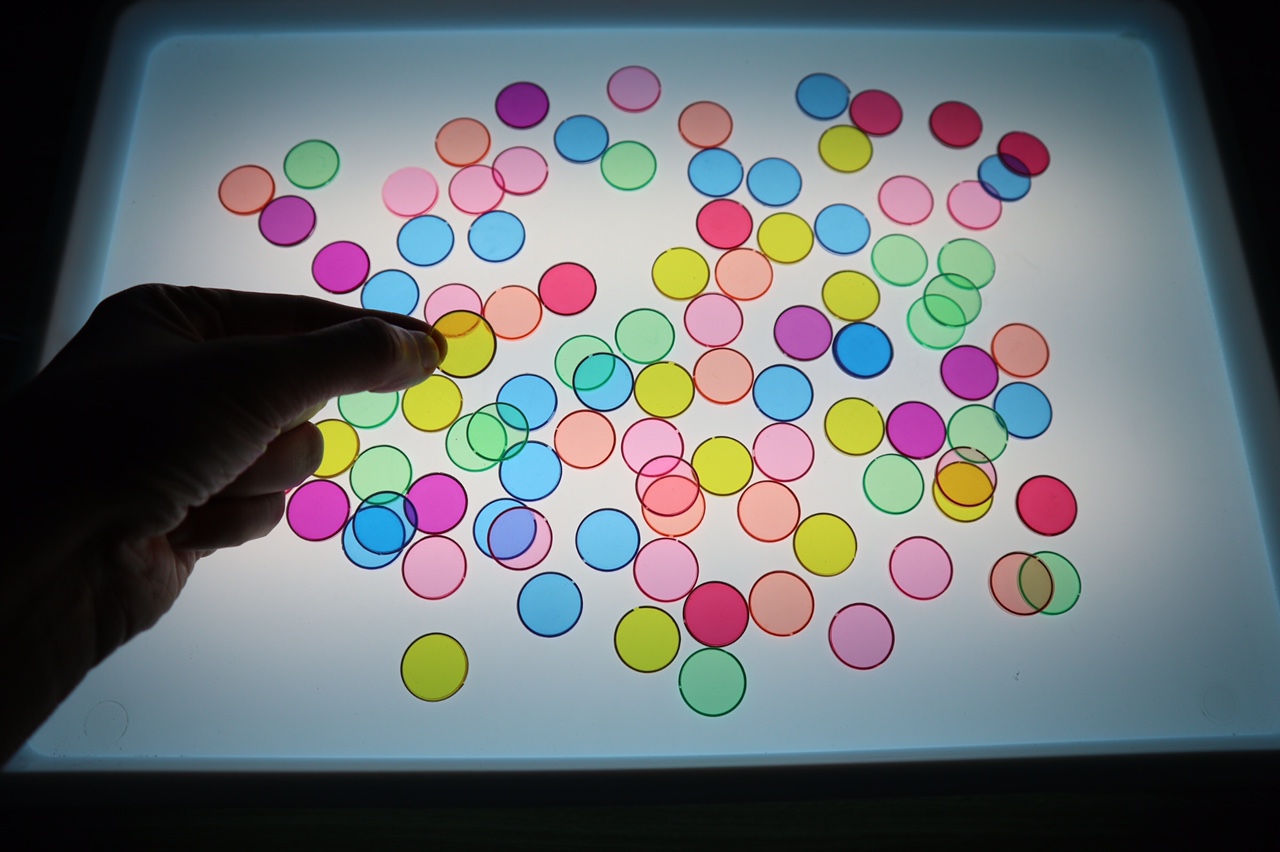 Đồ chơi phát triển trí tưởng tượng và sáng tạo cho trẻ,chiếc bàn ánh sáng phát triển trí tuệ an toàn cho bé-Dochoigiatot