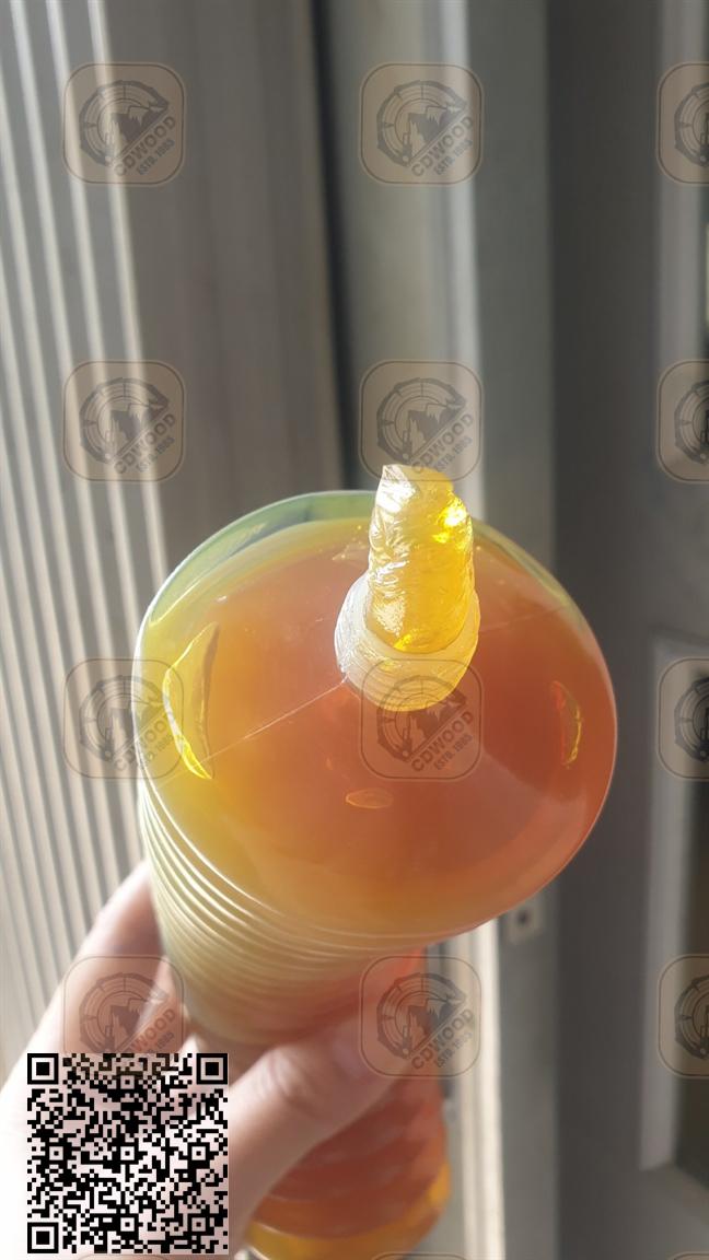 Mỡ bò chai con sâu vàng trong