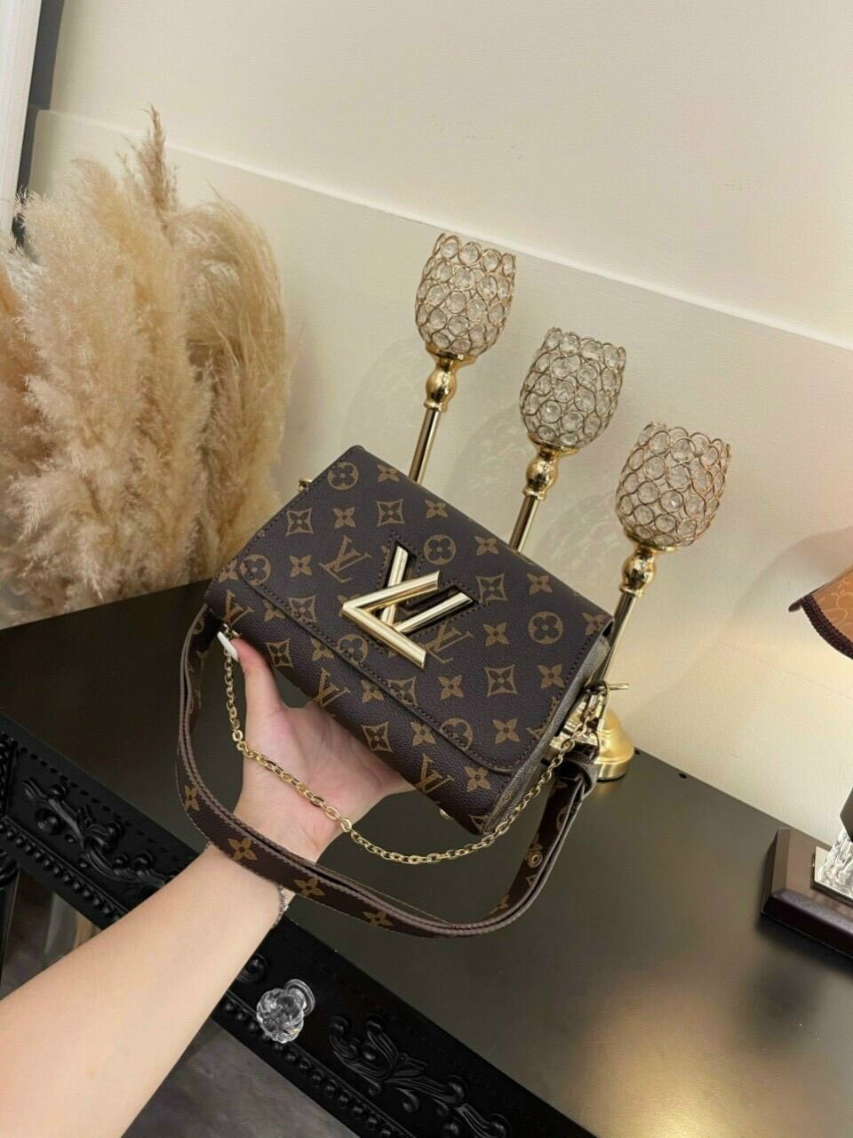 ❌❌❌lv mới kẹp nách đeo chéo 💥 size : 20cm ✖lót nhung qc chuẩn đẹp xịn sò giá 245 ❤️❤️❤️❤️ sll inbox
