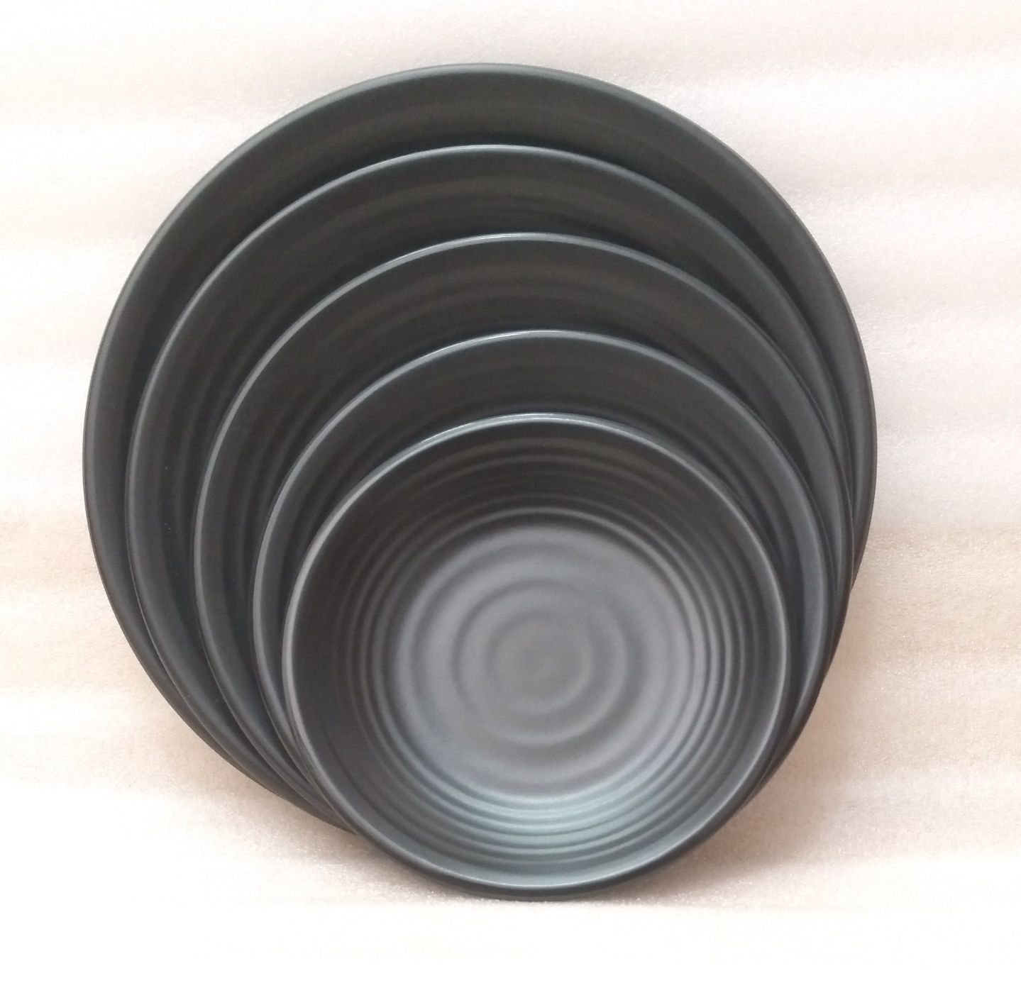 Dĩa tròn gân nhựa Melamine nhám đen nhiều Size