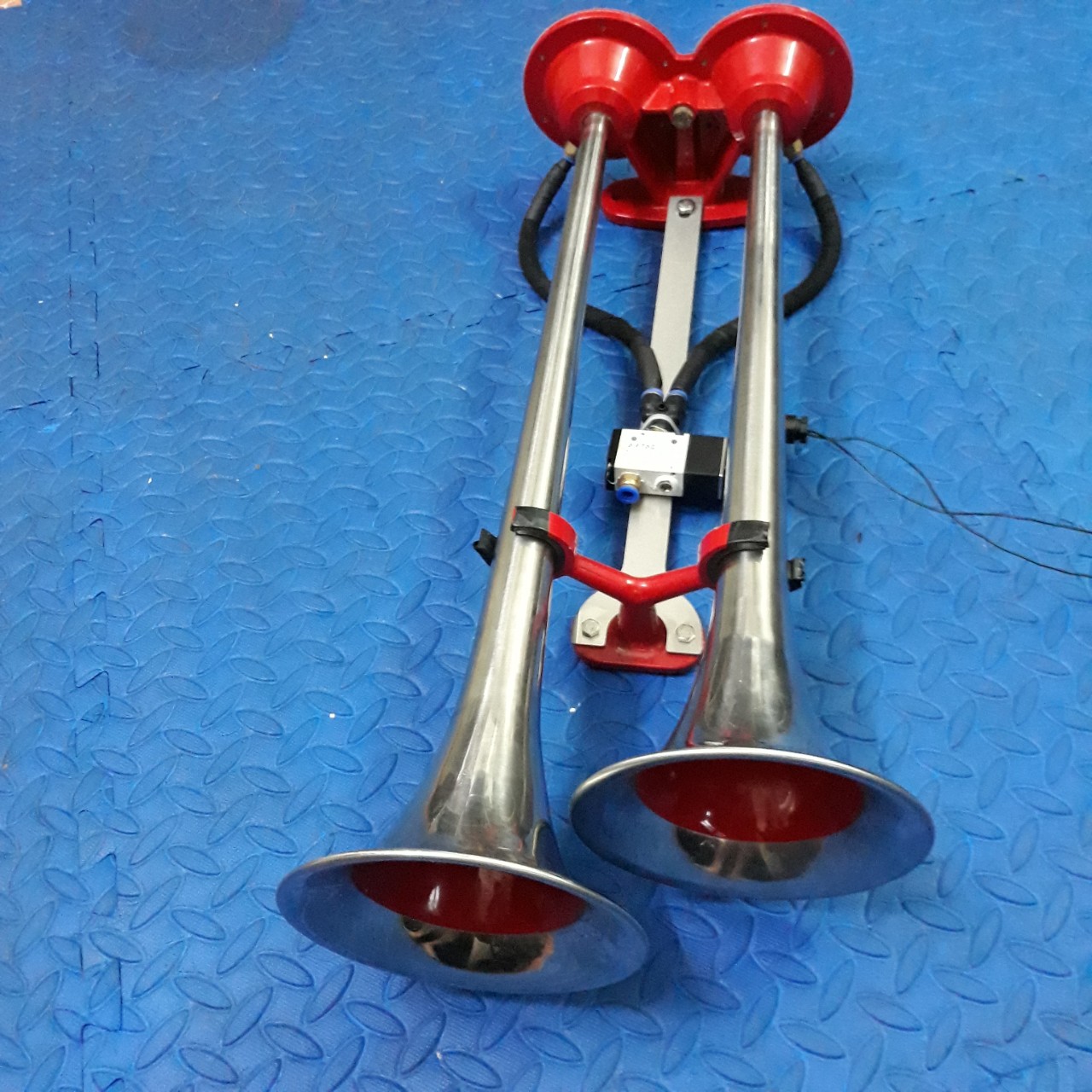 Còi hơi đế đỏ âm thanh uy lực