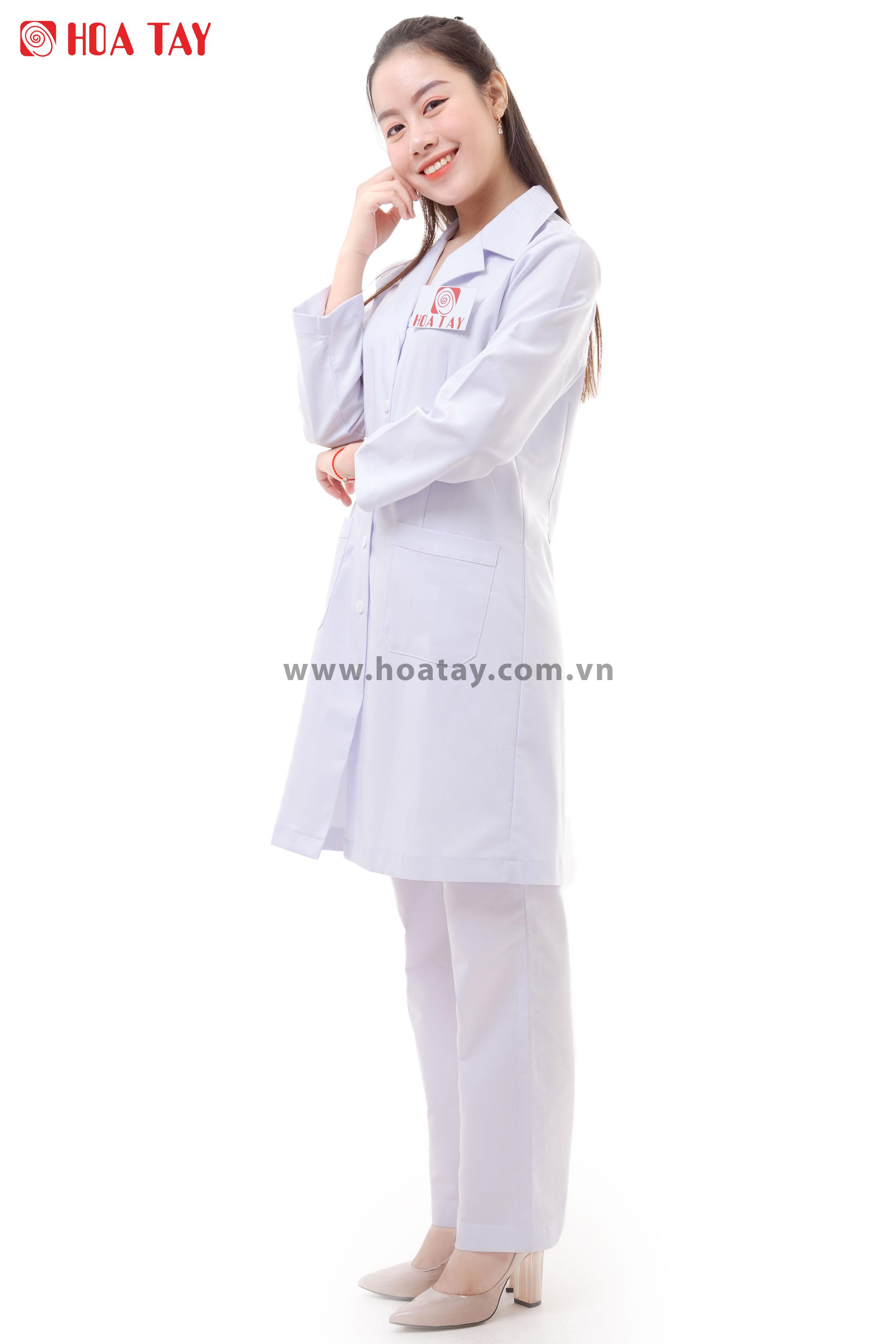HOA TAY- Áo Bác Sĩ BLouse Nữ Màu Trắng  Tay Dài Form Dài Gần Đến Gối Vải Kate Ford