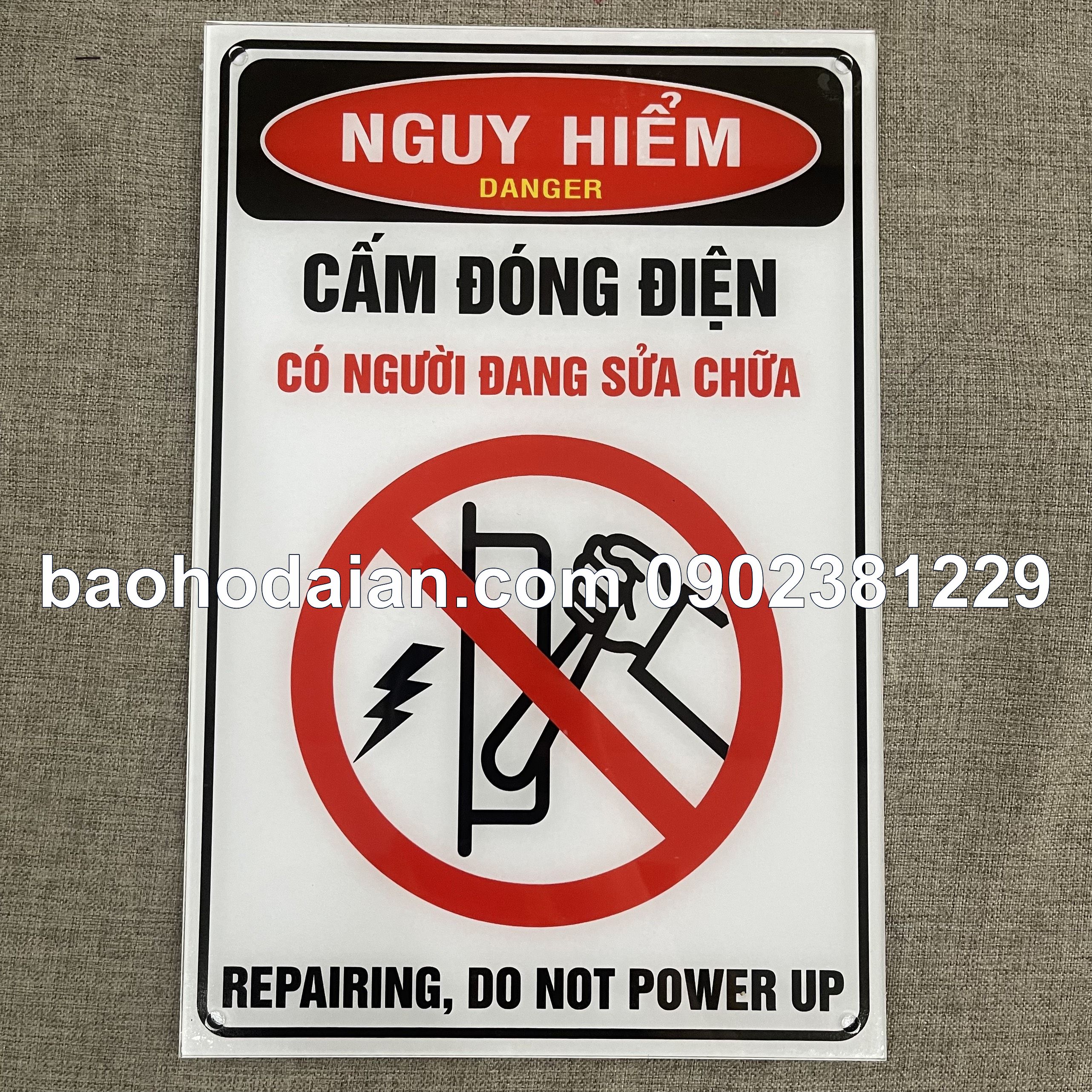 Biển báo mica dán decal Đang sửa chữa Cấm đóng điện KT 20x30cm