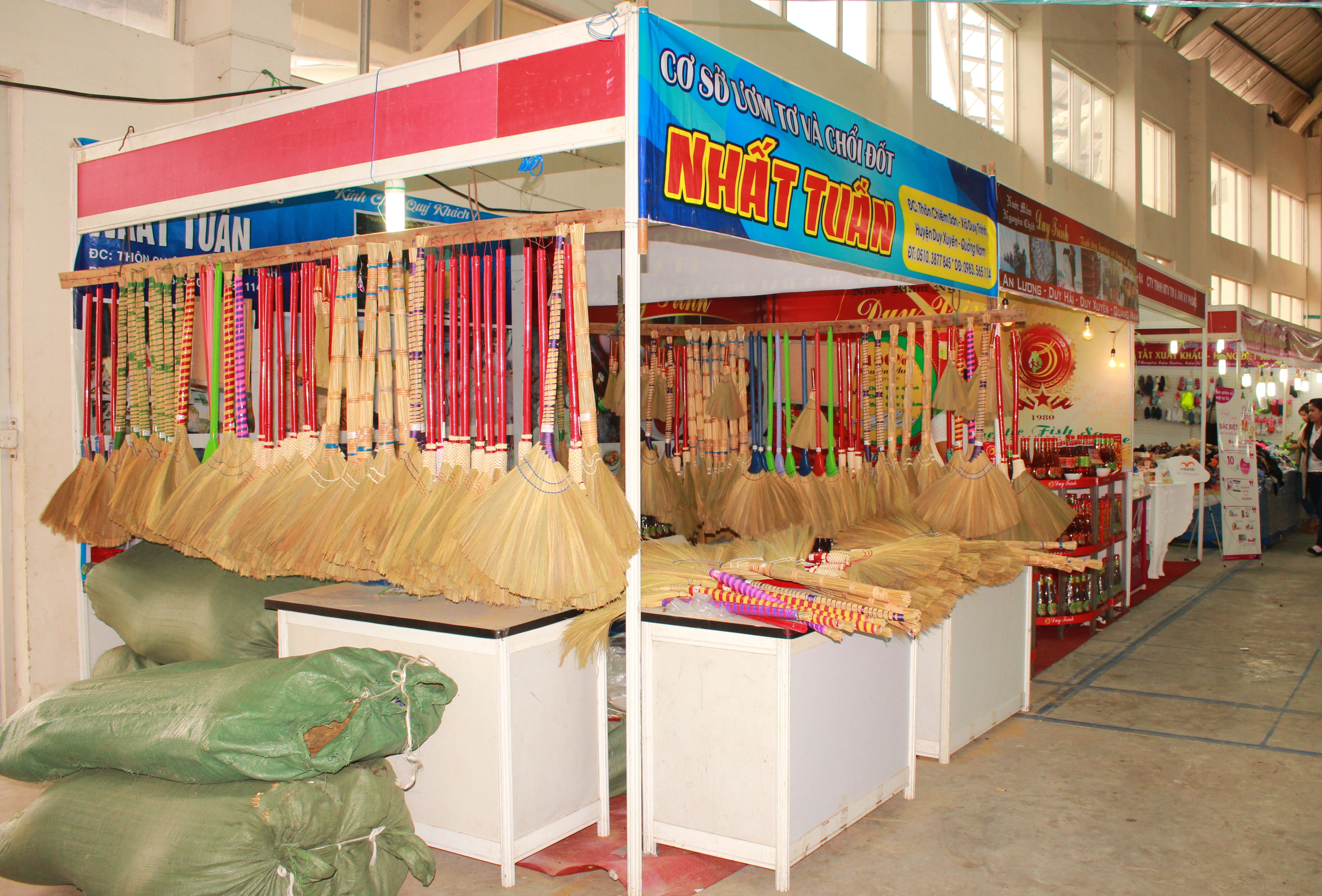 Chổi đót cước tím ( Chổi chít ). Cán chổi bằng cọng đót tự nhiên quấn bằng sợi cước tím chặt. Tép chổi được bện bằng sợi mây kết hợp sợi cước chắc chắn. Bông đót được làm sạch bụi