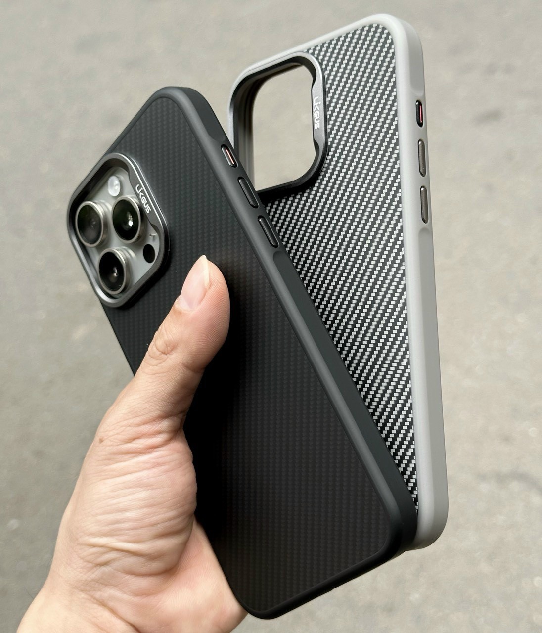 Ốp lưng likgus sợi carbon chống vân tay cho iphone 15 pro,15 pro max,14 pro max,13 pro max,12 pro max