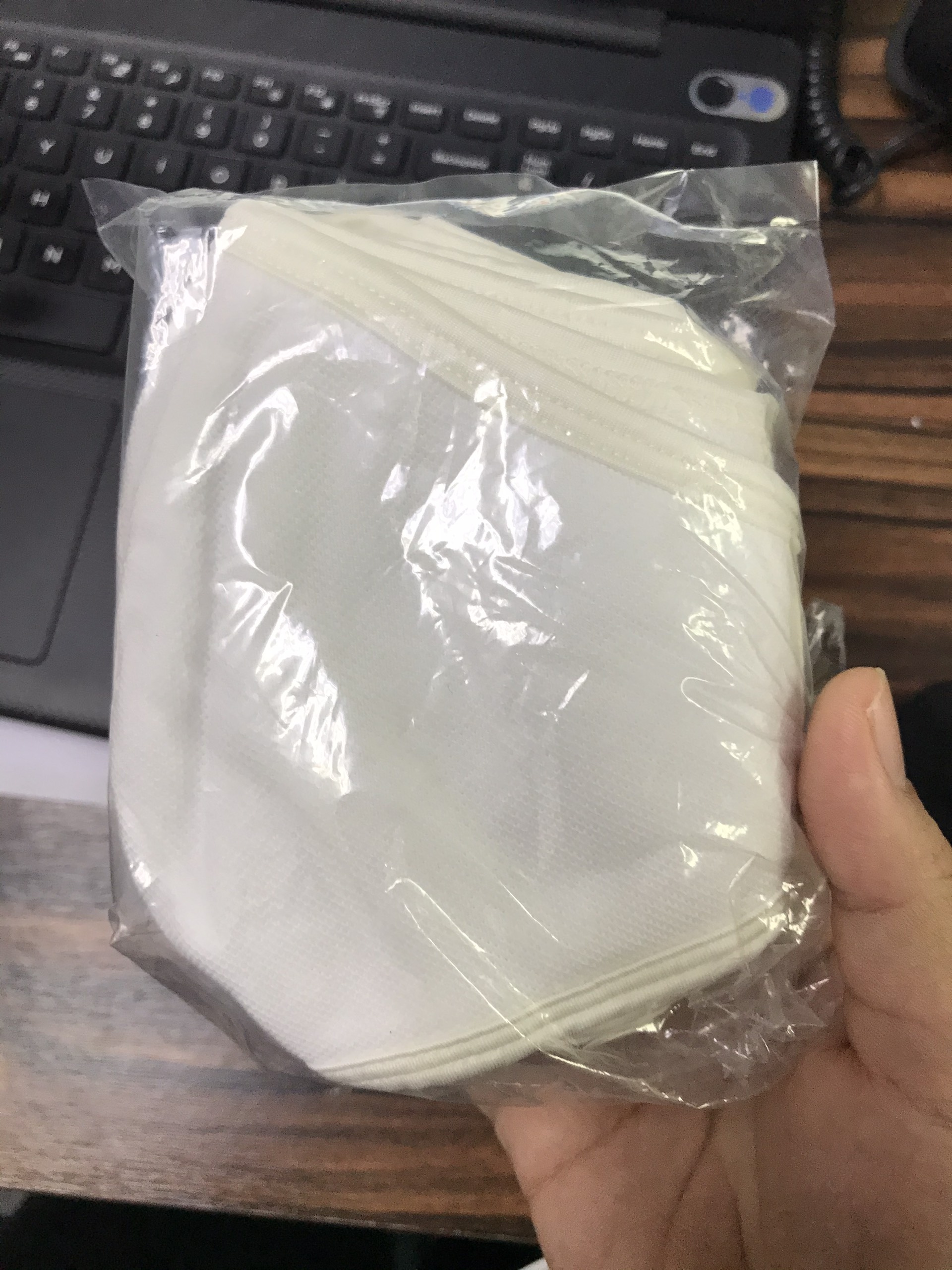 Khẩu trang vải kháng khuẩn y tế Nagakawa chống bụi tốt, vải lacoste dệt kim đông xuân đẹp, công nghệ Nhật Bản co dãn thông minh, thoáng khí cao, không gây kích ứng da, đeo êm, vừa vặn, không gây đau tai, tái sử dụng tới 30 lần – Hộp 10 chiếc.